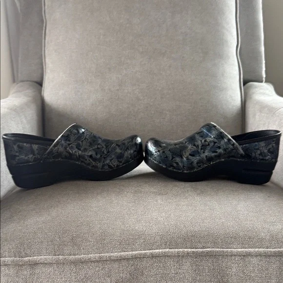 Women Dansko size 37 Floral Patterned Clogs - Picture 4 of 6